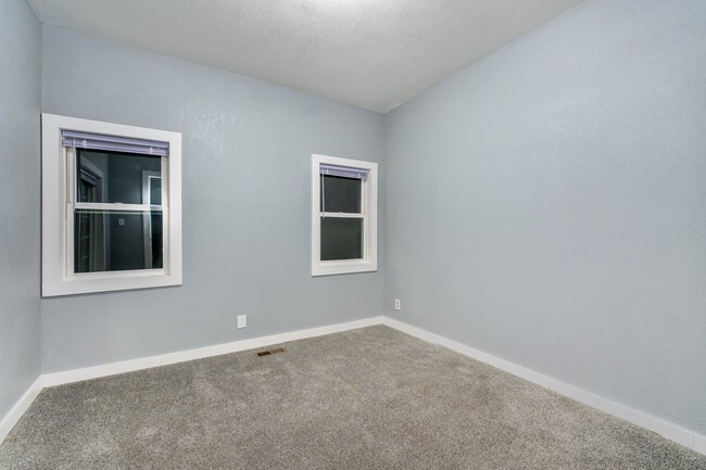 Building Photo - 407 W 6th Ave