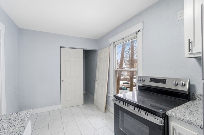 Building Photo - 44 5 Oaks Ave