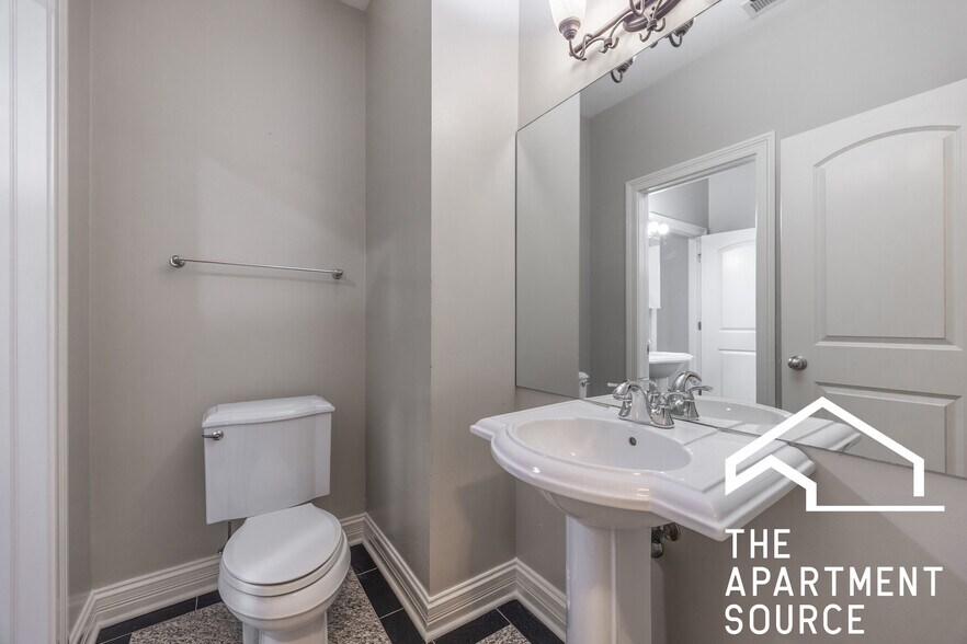 Building Photo - 2338 W Morse Ave