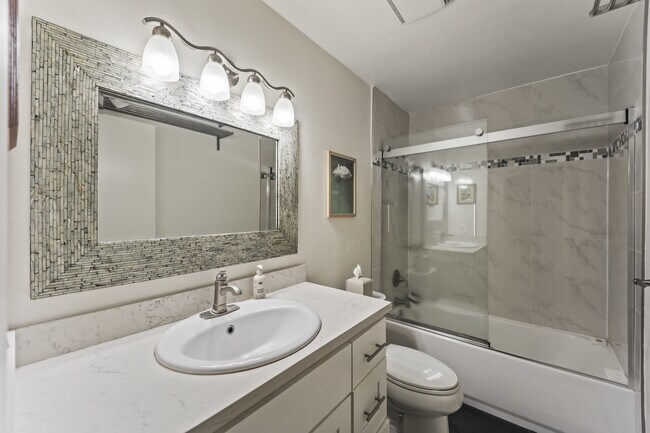 Building Photo - 712 Pacific St