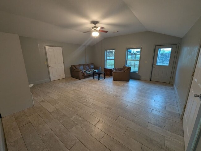 Building Photo - Arrowhead