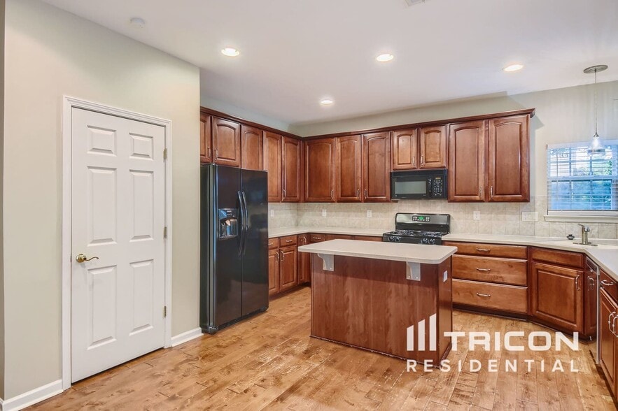 Building Photo - 18 Rockridge Dr
