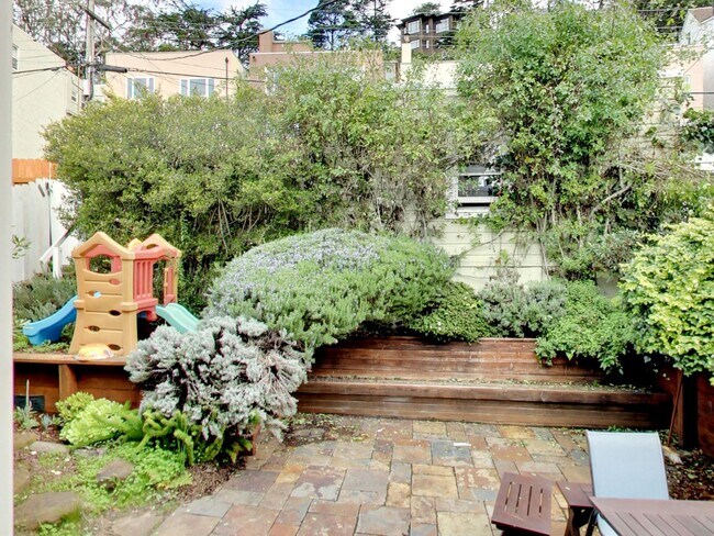 Building Photo - Stunning 4BR/3BA Home with Office, Laundry...
