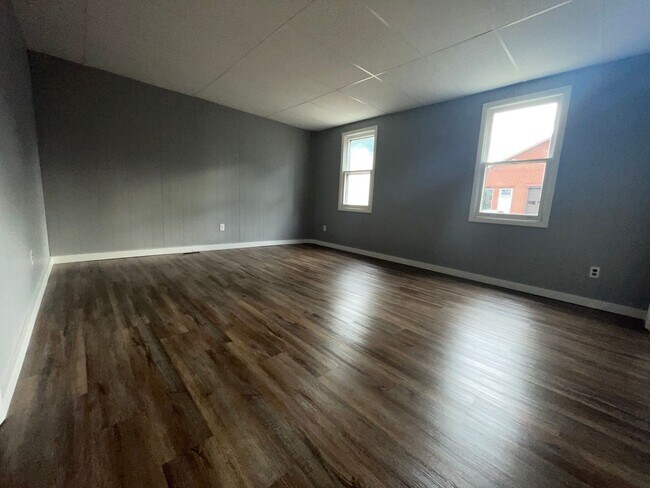 Building Photo - 159 Main St