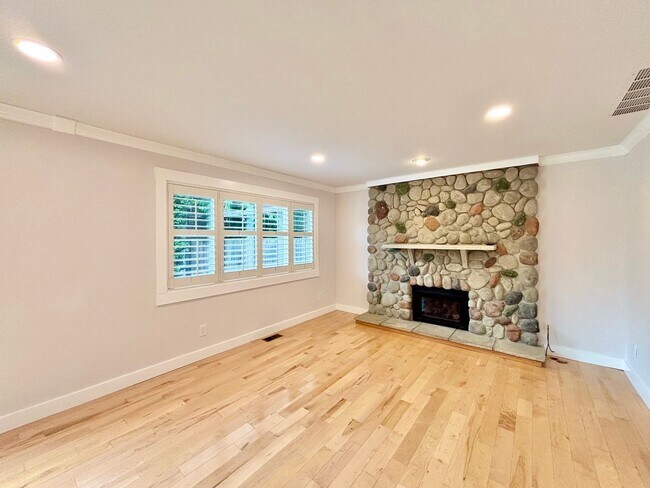 Building Photo - Great SFH for rent in North Rose Hill