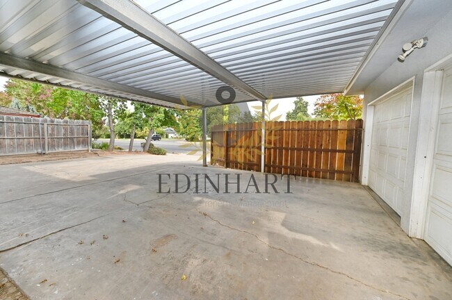 Building Photo - 412 W Sample Ave