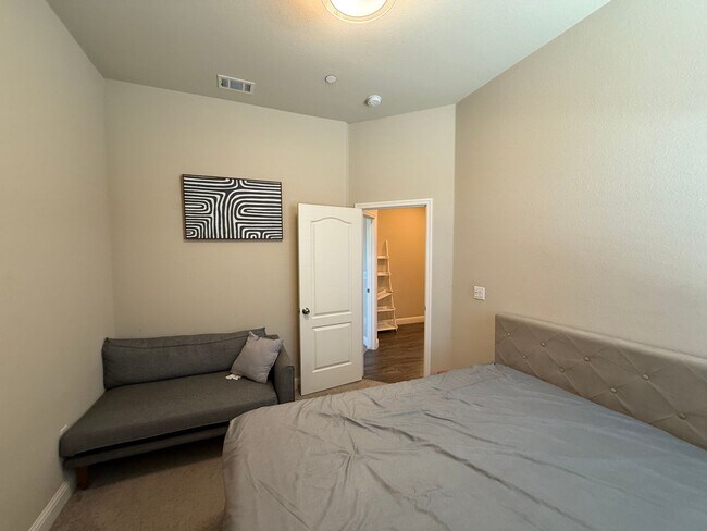 Building Photo - Upgraded single story home in Manteca!