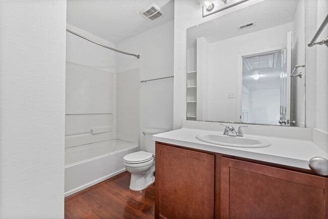 Building Photo - Comfort and Convenience in This Bay Colony Pointe Beauty