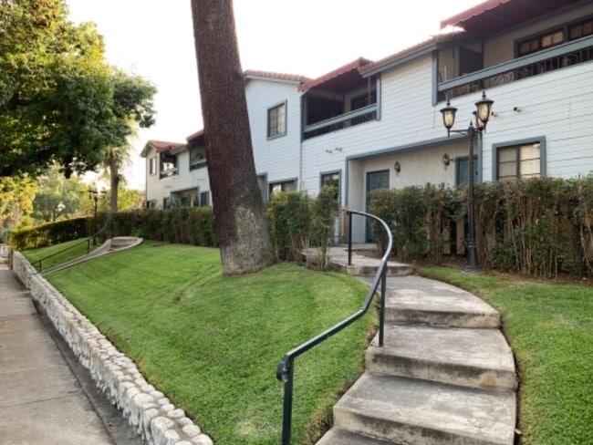 Building Photo - 1255 N Los Robles Ave