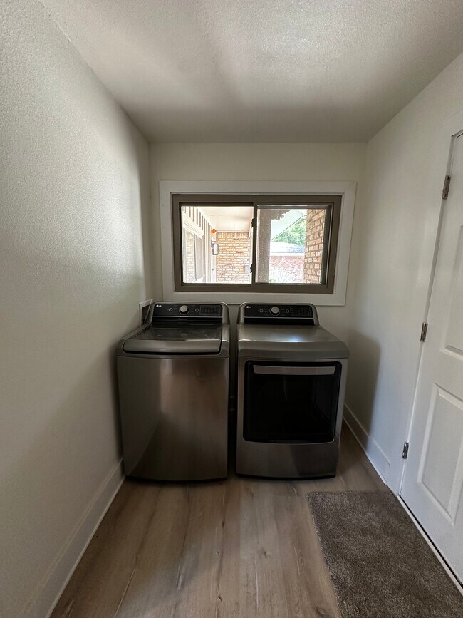Brand new LG Washer & Dryer - 4714 29th St