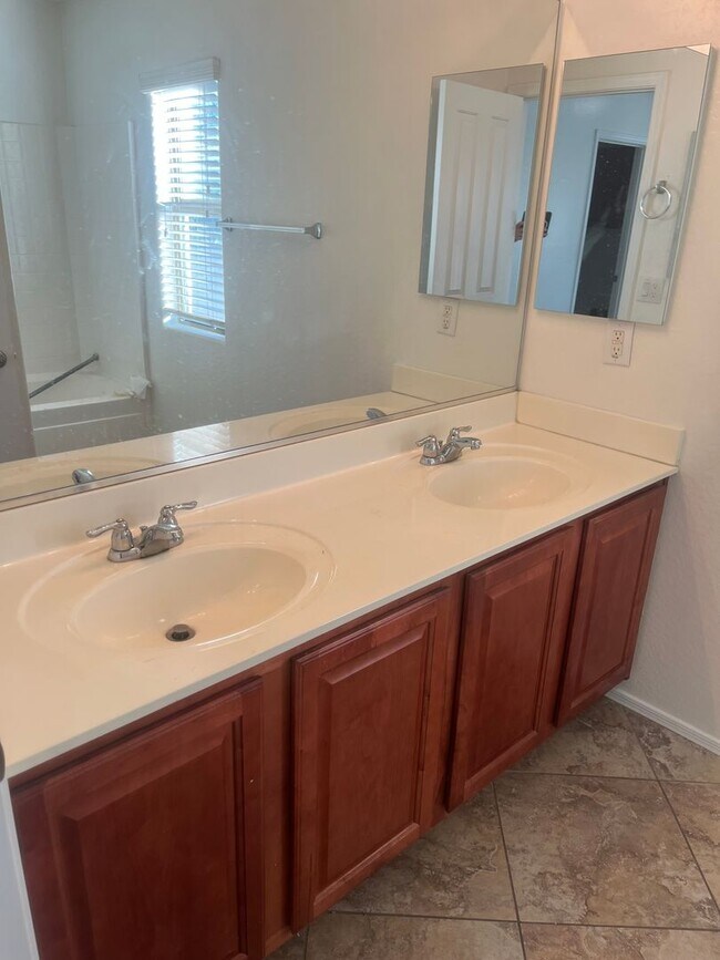 Building Photo - Welcome to this beautifully maintained home in one of Gilbert’s most sought-after communities.