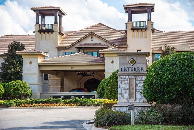 Building Photo - 1-bedroom furnished condo with fenced courtyard