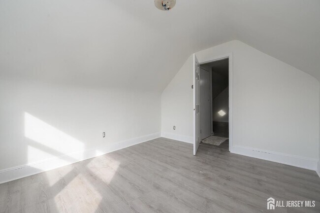 Building Photo - 377 Delavan St