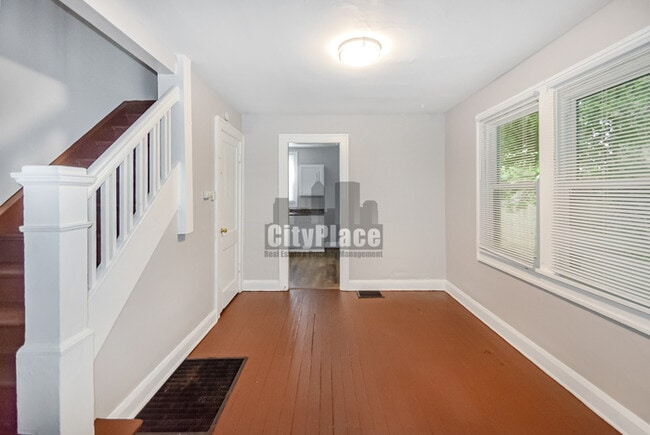 Building Photo - 925 N Gladstone Ave