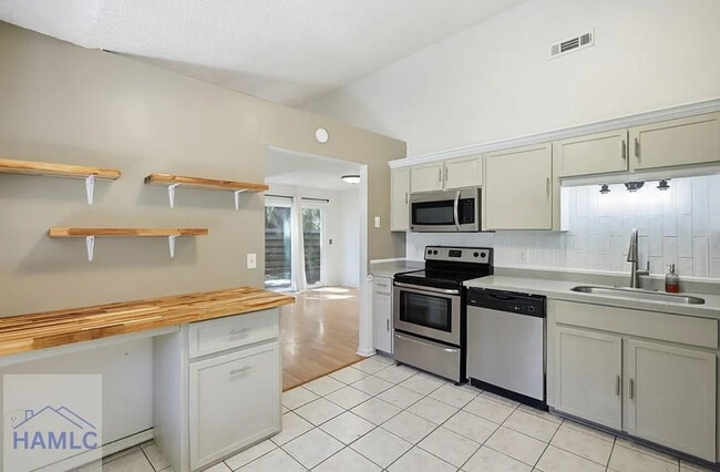 Building Photo - 664 Windhaven Dr