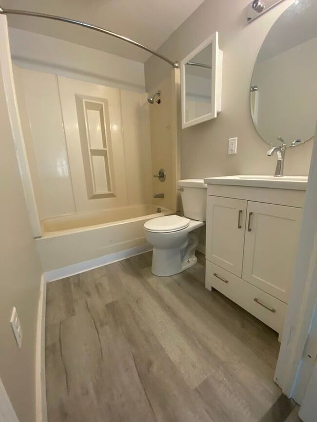 Building Photo - Fully Renovated 3 bed 2 bath home - Ask ab...