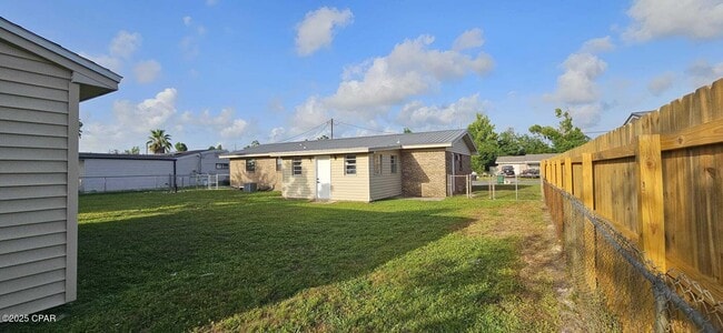 Building Photo - 137 Santee Dr