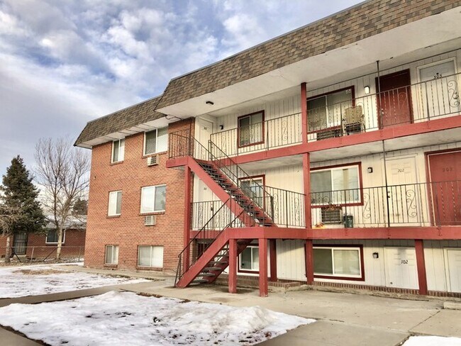 Primary Photo - 1080 S Eliot St