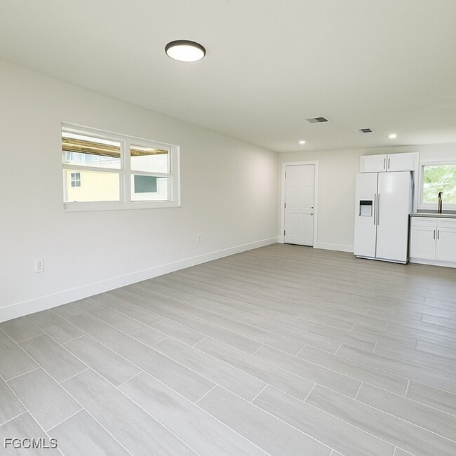 Building Photo - 581 Wood Ave