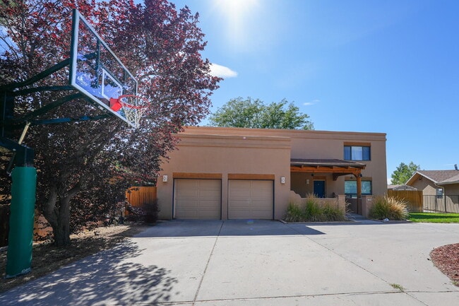Building Photo - Private Room for Rent with Garage Access -...