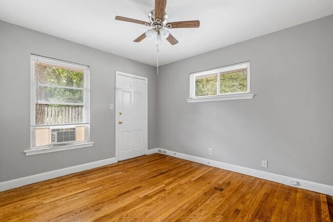 Building Photo - Adorable Duplex in the UNCG Area, Hardwood...