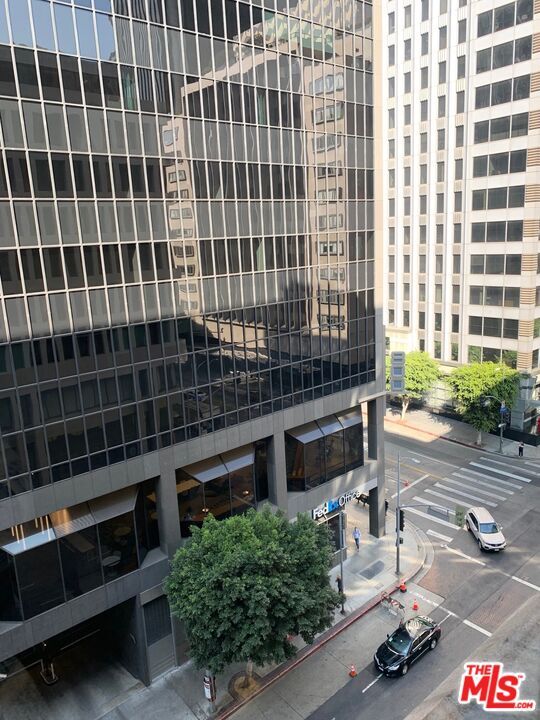 Building Photo - 727 W 7th St