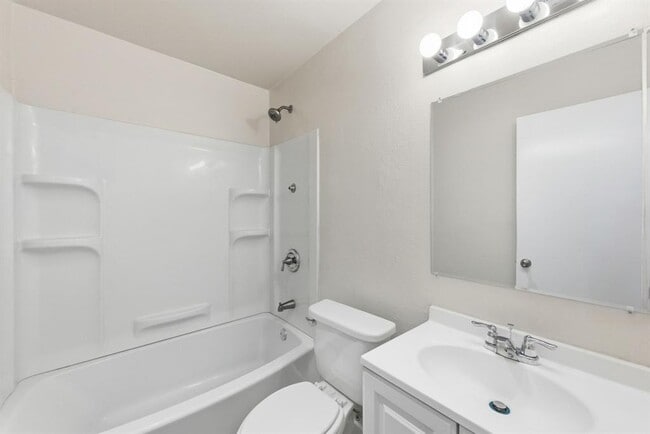 Building Photo - 2204 Donahue Ln