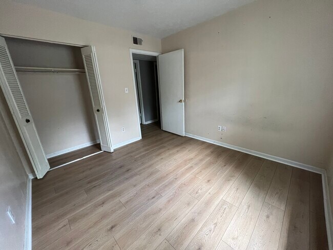 Building Photo - 203 Redbud Dr