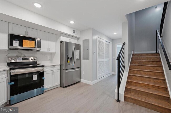 Primary Photo - 2405 Ridge Ave