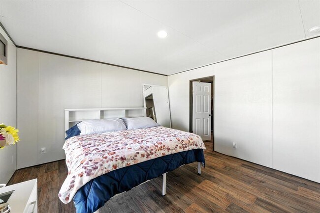 Building Photo - 102 Pink Dahlia Dr