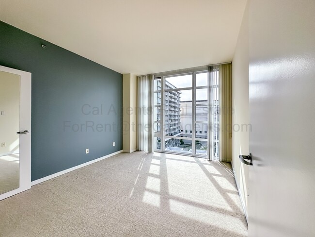 Building Photo - 1 Lakeside Dr