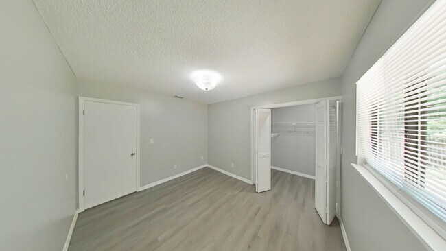 Building Photo - Beautiful 3-bedroom, 2-bath in the peaceful Ocala Park Estates Community