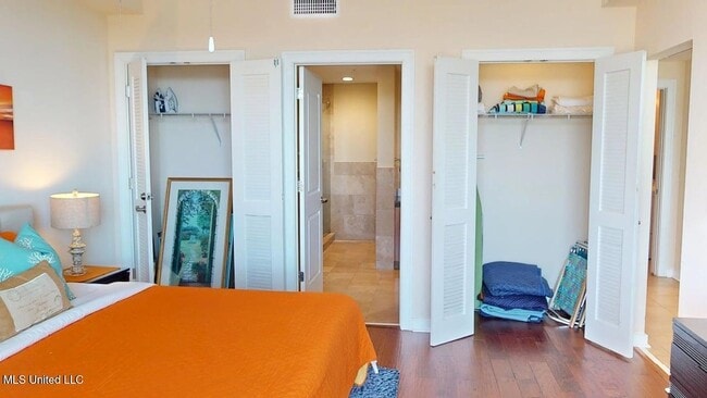 Building Photo - 2060 Beach Blvd