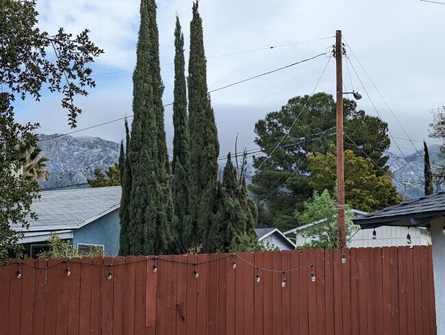 Building Photo - Spacious three bedroom one and half bath house in Sunland!