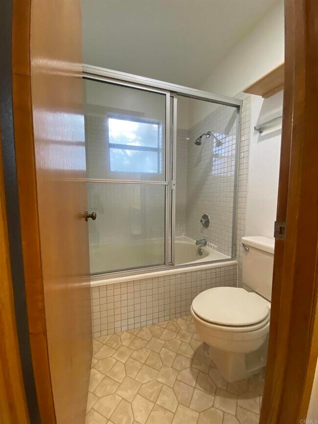 Building Photo - 520 Via De La Valle