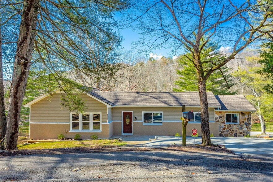 Primary Photo - 516 Hedgewood Dr
