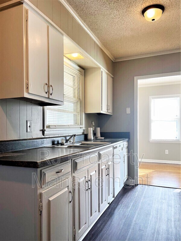 Building Photo - 3641 Bishops Bridge Rd