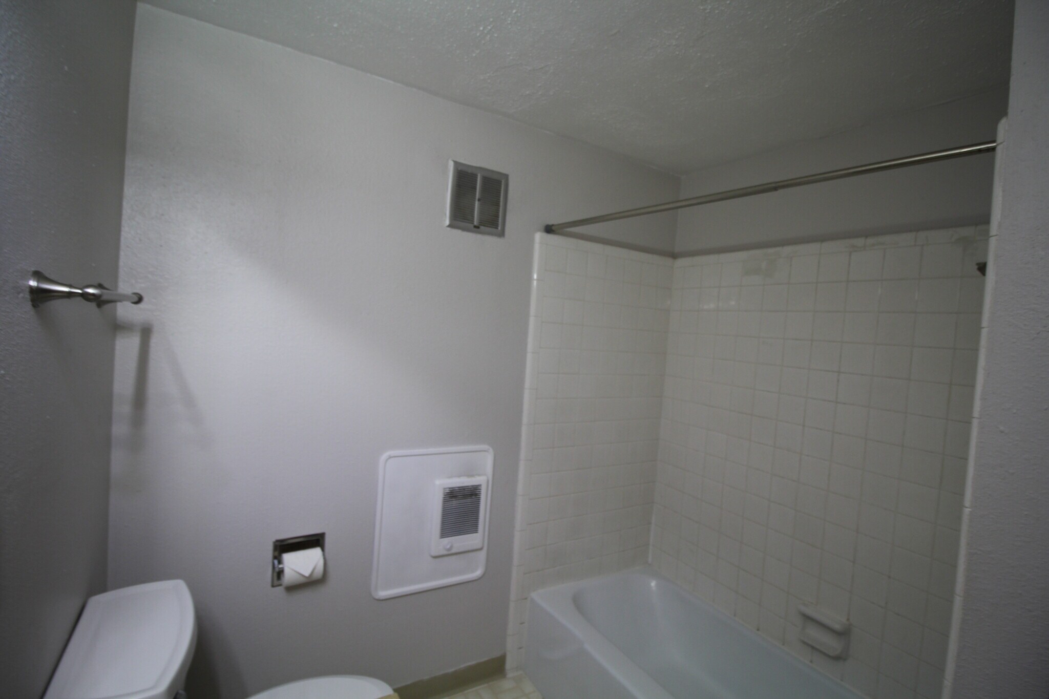 Tiled tub/shower combo - 4614 Lower Dr