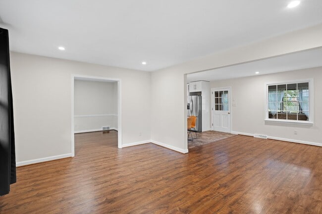 Building Photo - Spacious 4-Bedroom Home with Fenced Yard in Hampton Woods