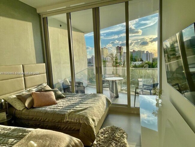 Building Photo - 16901 Collins Ave