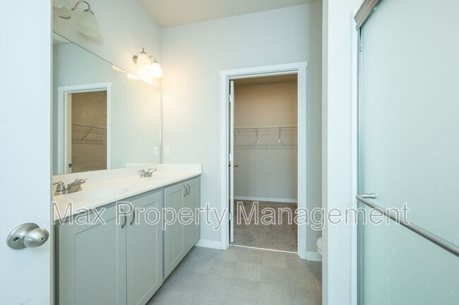 Building Photo - 425 SE Willow Run Ln