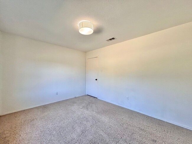 Building Photo - Spacious 4/BR 3.5/BA Two-Story Home with P...