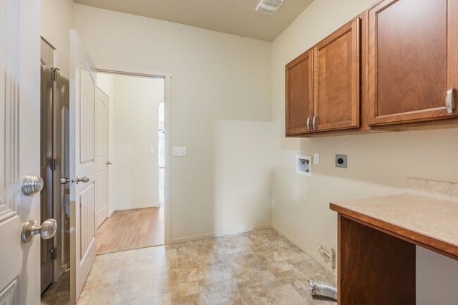 Building Photo - 3 bed with Office Rancher in the Landings ...