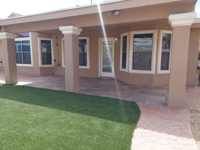 Building Photo - 4 BEDROOM 2 BATHROOM HOME 3 CAR GARAGE HOM...
