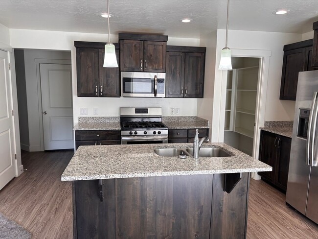 Building Photo - 4 bed | 2 1/2 bath | 2 car garage in Deser...