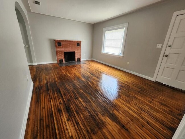 Building Photo - 2.0 bedroom in St. Petersburg Florida 33712