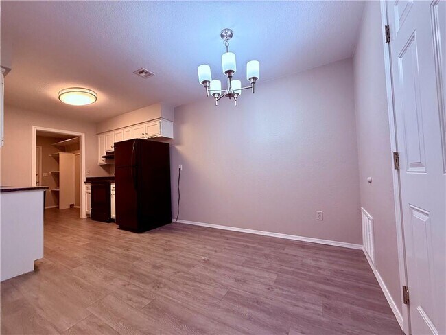 Building Photo - 2107 Oakwood Ave