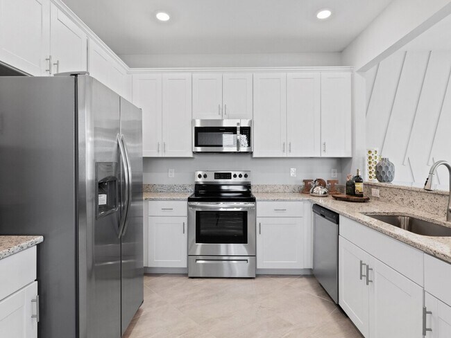 Building Photo - 3 Bedroom - Fully Furnished Townhome in Fo...