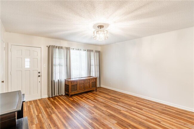 Building Photo - 304 Dogwood Dr