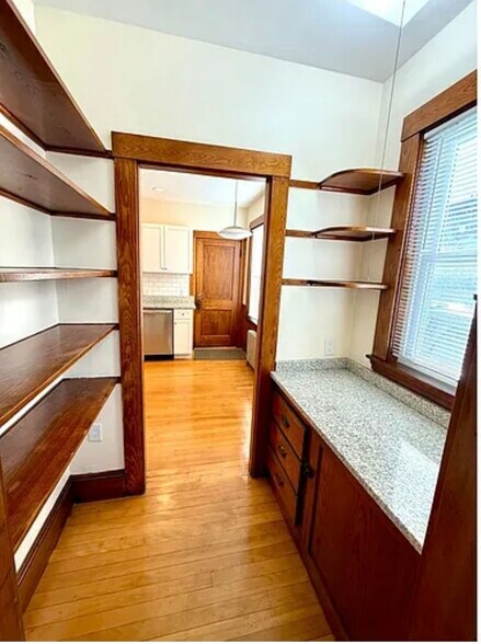 Building Photo - 389 School St